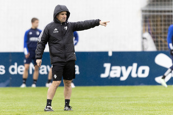 Arrasate dando órdenes en el entrenamiento previo al derbi de este sábado.