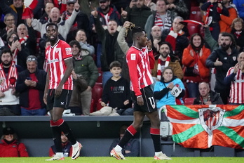 Nico Williams se besa el escudo tras anotar el 4-0 y renovar con el Athletic.