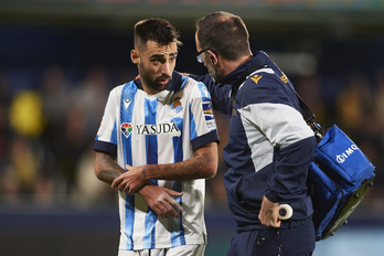 Brais Méndez, tras sufrir la fractura de cúbito por la patada de Capoue en Villarreal.