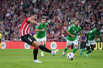 Mikel Vesga tiene muchas posibilidades de reaparecer frente al Atlético, una vez recuperado de su lesión.