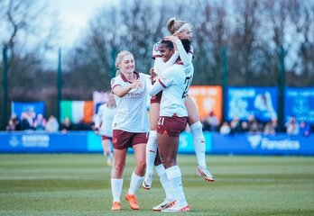 Bunny Shaw, autora de un hat-trick en la victoria del City, es felicitada por sus compañeras.