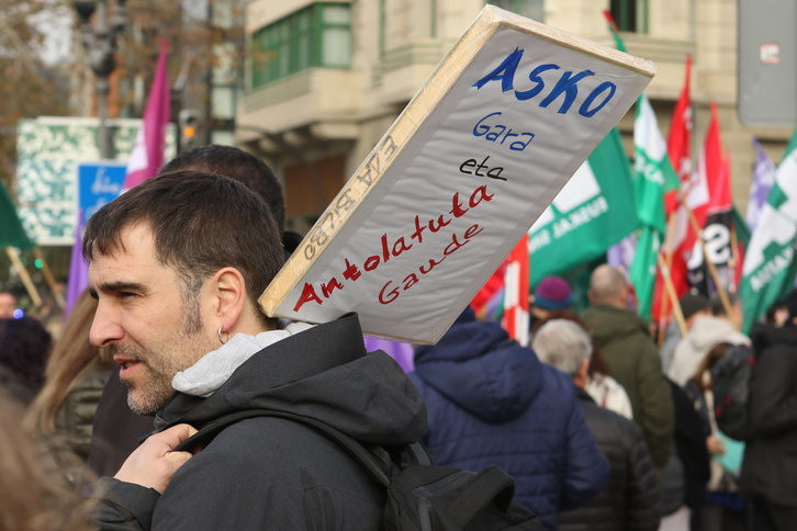 ELA, LAB, CCOO, SATSE, ESK eta Steilas sindikatuek deituta, greba EAEko sektore publikoan. 