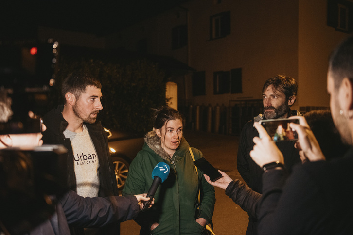 Beskoitzeko ikastolako gurasoak (Julen Jauregi ezkerrean), Herriko Etxeak hitzarmena ez mantentzea erabaki ostean