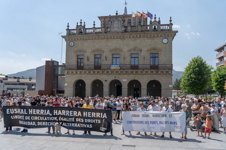 Bidasoan hildako migrantearen kasua zalatzeko elkarreraratzea, Irunen.