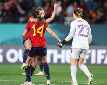 Irene Paredes celebra con Laia Codina y Cata Coll el triunfo en la semifinal del Mundial. 