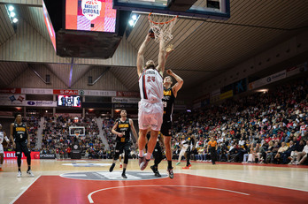 Costello se cuelga del aro ante el Girona.