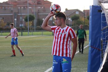 Iker Balda, en acción con el Barbastro.