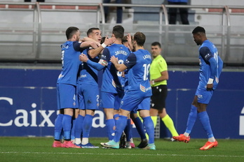 Jugadores del Amorebieta celebrando un gol.