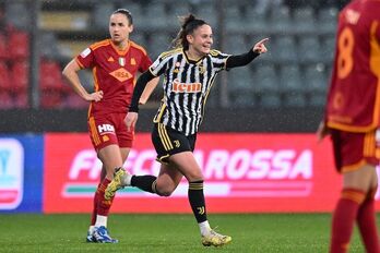 Maelle Garbino celebra el gol que daba la victoria, y el título de Supercopa, a la Juve.