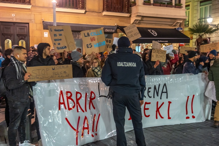 La Sirena aterpetxea irekitzea eskatzeko elkarretaratzea Donostian.