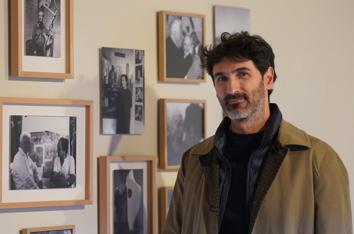 Mikel Chillida aitonaren argazkien ondoan