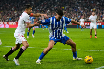 Javi López protege el cuero ante la presencia de Jesús Navas.