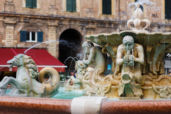 Imagen de la plaza de Pesaro.