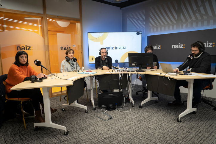 Analisi mahaiko kideak eta saioko gidariak NAIZ Irratiko estudio nagusian.
