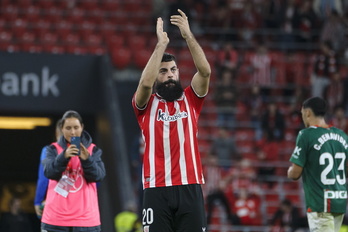 Asier Villalibre, al término del partido, agradece el apoyo de la afición. 