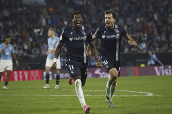 Becker y Oyarzabal celebran el tanto marcado por el atacante neerlandés, que ponía el 0-2 en el marcador de Balaídos.