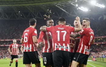 Los jugadores del Athletic celebran el tanto inicial de Guruzeta.