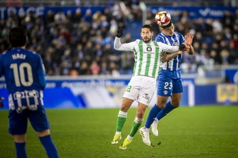 Benavídez pelea un balón aéreo con Isco, del Betis.