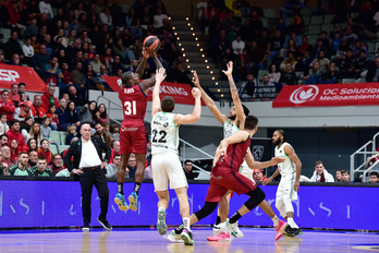 Cuando Dylan Ennis ha encontrado el acierto, se ha llevado a Bilbao Basket por delante.