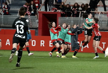 Oguiza se abraza a sus compañeras tras marcar el penalti definitivo.