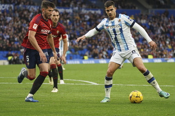 André Silva busca encarar a David García dentro del área rojilla.