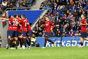 Los jugadores de Osasuna celebran el gol de Budimir que decidió el derbi de Anoeta.