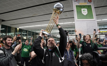 Darío Brizuela e Ibon Navarro festejan su título copero de 2023.