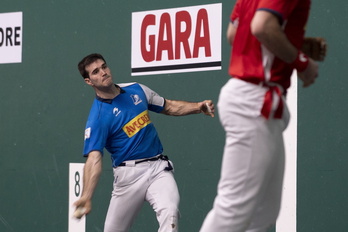 Jose Javier Zabaleta, aurreko partida batean pilota astintzeko prest.