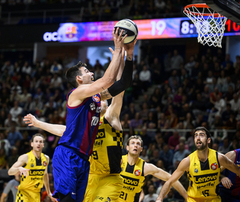 Willy Hernangómez se ha paseado por la zona en el despegue del Barça del segundo cuarto.