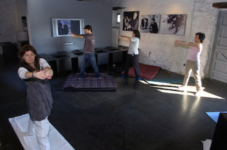 UEUko ikasleak yoga praktikatzen