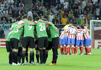 Hugo Sánchez celebra el título de Copa con el equipo dirigido por Luis Aragonés.