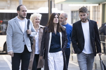 Parte del grupo parlamentario de Elkarrekin Podemos-IU llegando al Parlamento.