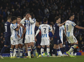 Los jugadores de la Real, con Barrenetxea al fonmdo, al final del partido con el PSG.
