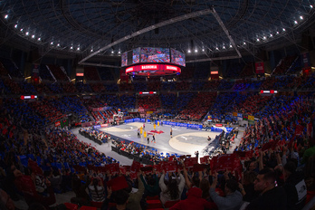 Uno de los focos que rodean el videomarcador se cayó debido a, al parecer, «un error humano».