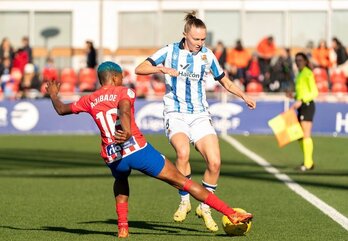 Franssi es una de las cinco futbolistas que no disputó un solo minuto contra el Barcelona y repetirá titularidad contra el Atlético. En la imagen, siendo interceptada por Ajibade.