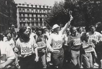 Lehen Korrikako azken kilometroetan Korrikaren sortzaileak lekukoa eskuan.