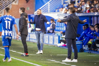 Gaizka Garitano, al fondo, dirige al Almería ante el Alavés.