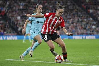 Maite Zubieta controla el balón en presencia de Aitana Bonmatí.