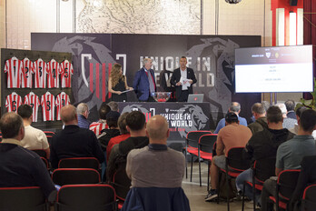 El Athletic ha sorteado este mediodía en San Mamés las entradas coperas entre su masa social.