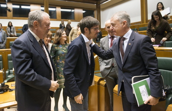 Lander Martínez, felicitado por el lehendakari y el consejero de Economías en 2019.