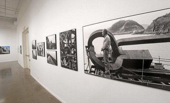 Arriba, Chillida en la colocación del «Peine del Viento». Abajo, presentación de la muestra.