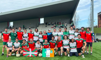 Jugadors de Bilbao Gaels y St. Patrick's Gasteiz posan con balones de fútbol gaélico.
