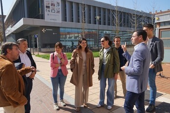 El candidato a lehendakari del PNV, Imanol Pradales, en su acto de ayer en Araba sobre Osakidetza.