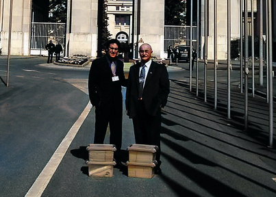 Julen Arzuaga y Loren Arkotxa ante la sede de la ONU en Ginebra, con las cajas que contenían las 6.000 firmas.
