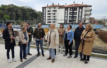 Itxaso, junto a otros candidatos del PSE, en su visita al barrio donostiarra de Txomin.