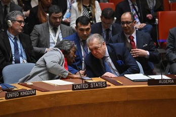 Linda Thomas-Greenfield, representante de EEUU en el Consejo de Seguridad de la ONU, charla con su homólogo argelino, Amar Bendjama. 