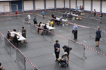 Las anteriores autonómicas se celebraron en circunstancias excepcionales por la pandemia; en la imagen, voto en el polideportivo de Hernani.