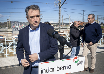 Aitor Esteban, en una comparecencia reciente junto a candidatos en Irun.