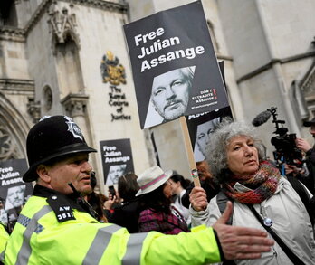 Partidarios de Assange, en el exterior del Tribunal.
