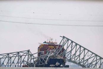 El puente Francis Scott Key colapsado yace sobre el portacontenedores Dali en Baltimore.